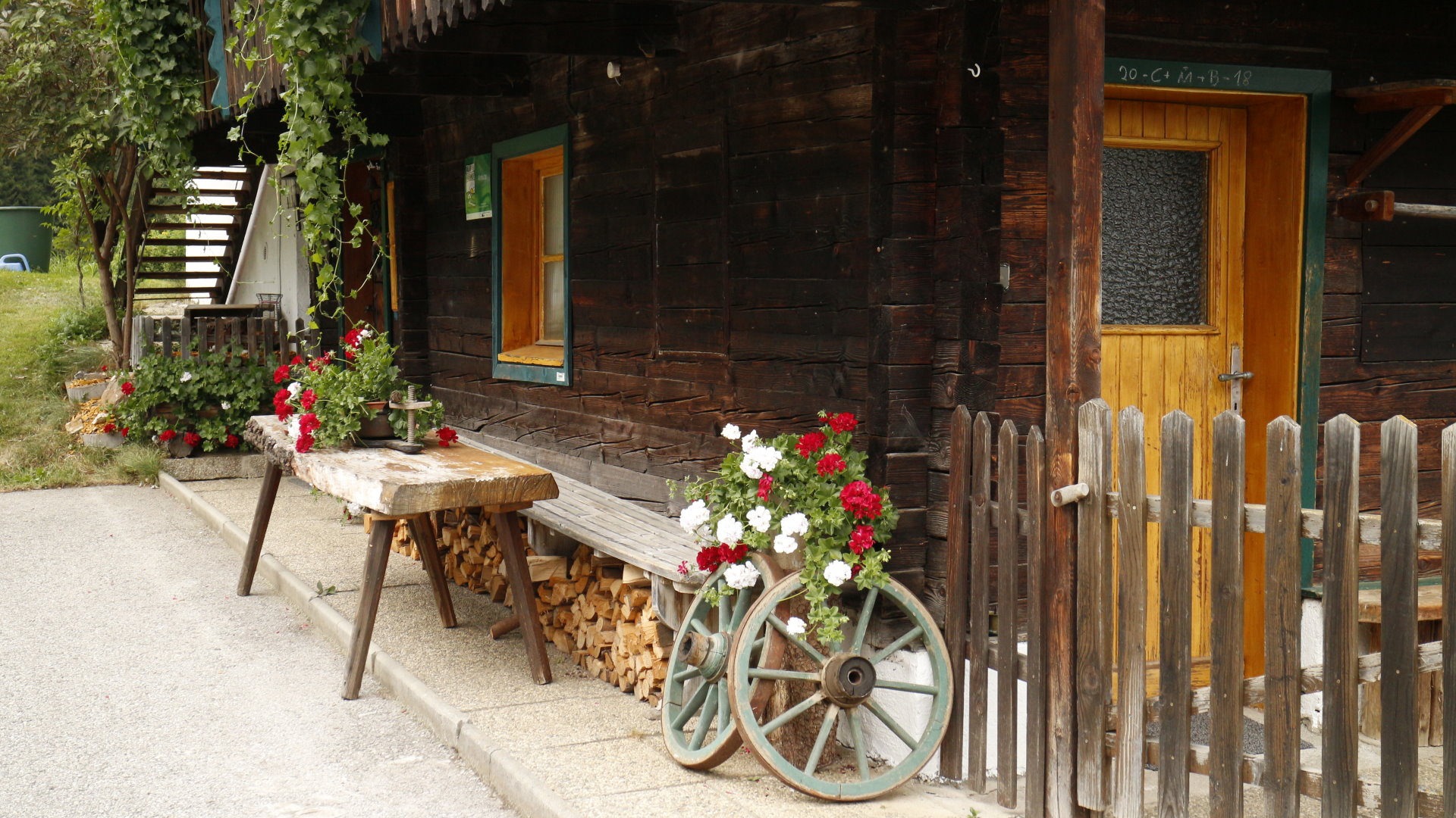 Vor der Tür des Bauernhauses Gschwandner